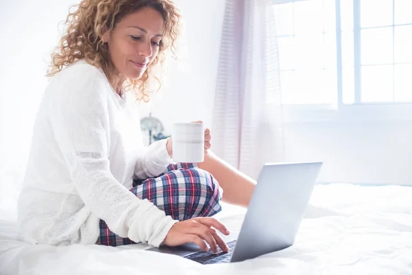 Mooie Vrouw Gebruik Laptop Computer Thuis Ochtend Het Bed — Stockfoto