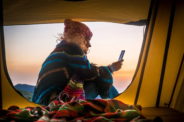 自由と冒険旅行休暇女性との代替レジャー活動ライフスタイルは山と日没とテントの中に座っています — ストック写真