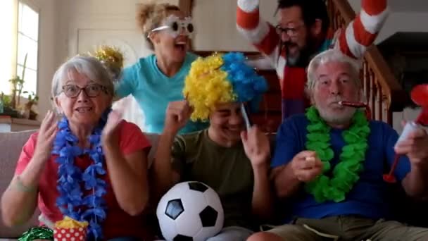 Fajna Rodzina Śmiesznych Kostiumach Oglądająca Mecz Piłki Nożnej Wspierająca Zespół — Wideo stockowe