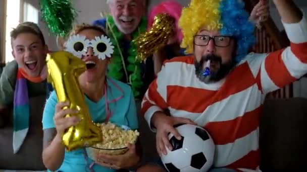 Família Legal Trajes Engraçados Assistindo Jogo Futebol Equipe Apoio — Vídeo de Stock