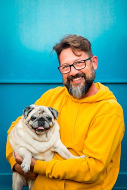 Sonsuza dek en iyi arkadaş konsepti yakışıklı, neşeli yetişkin bir adam ve onun sevimli, yaşlı köpek portresi