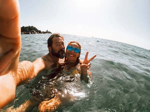 Χαρούμενο Ζευγάρι Ενηλίκων Βγάζει Selfie Φωτογραφία Κολυμπώντας Στη Θάλασσα Και — Φωτογραφία Αρχείου