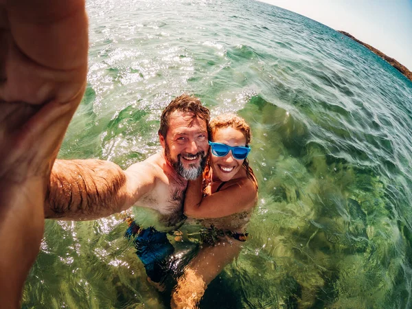 Fröhliches Erwachsenes Paar Macht Selfie Foto Beim Schwimmen Meer Und — Stockfoto