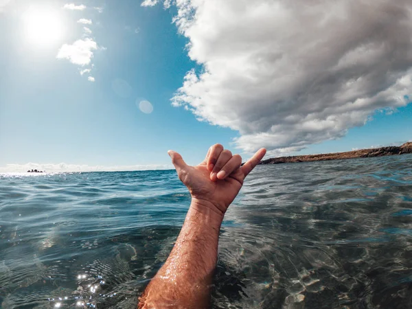 Man Kezét Surf Jel Hallo Kék Óceán Víz Partján Szép — Stock Fotó