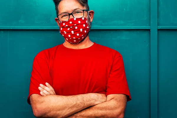 Knappe Volwassen Man Portret Dragen Gezichtsbescherming Masker Voor Coronavirus Covid — Stockfoto
