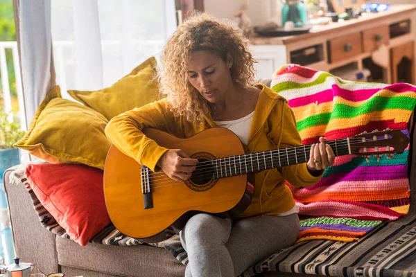 Mujer Joven Adulta Casa Aprendiendo Tocar Guitarra Gente Concepto Música — Foto de Stock