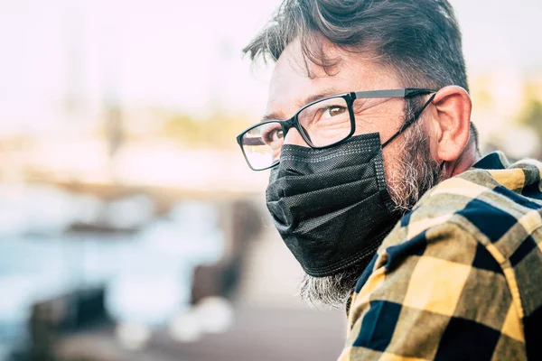 Close Portret Van Knappe Man Met Medisch Gezichtsmasker Bril Ter — Stockfoto