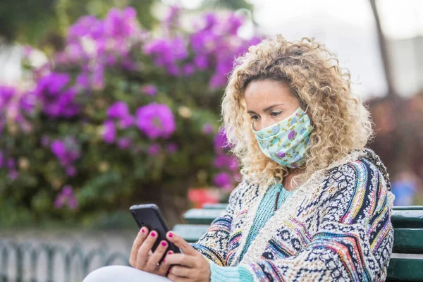 Erwachsene Personen Mit Medizinischer Maske Für Coronavirus Covid Notfall Outdoor — Stockfoto