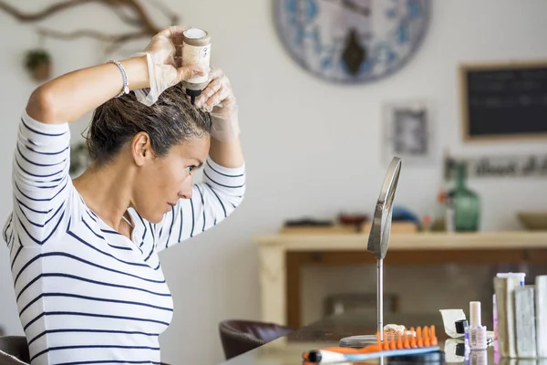 Erwachsene Junge Frau Färbt Sich Hause Mit Ladenprodukten Selbst — Stockfoto