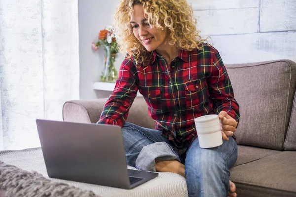 Belo Retrato Mulher Trabalhar Com Computador Portátil Casa — Fotografia de Stock