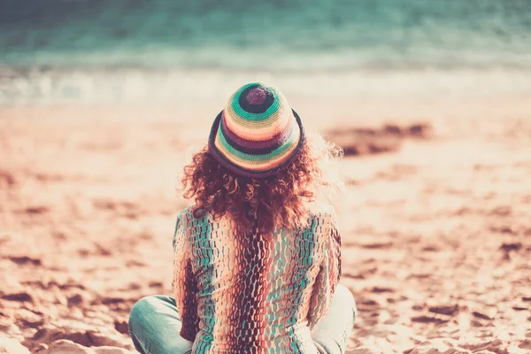 Vista Traseira Fêmea Moda Com Roupas Coloridas Sentadas Praia Olhando — Fotografia de Stock