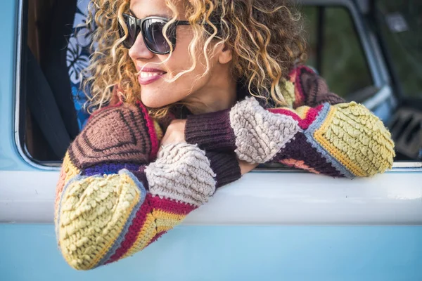 Vrolijke Mooie Blanke Volwassen Vrouw Portret Buiten Het Raam Van — Stockfoto