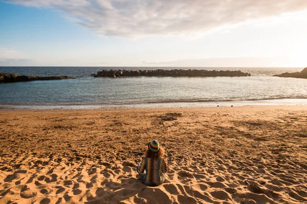 Una Donna Siede Sulla Sabbia Spiaggia Godendo Della Vista Sull — Foto Stock