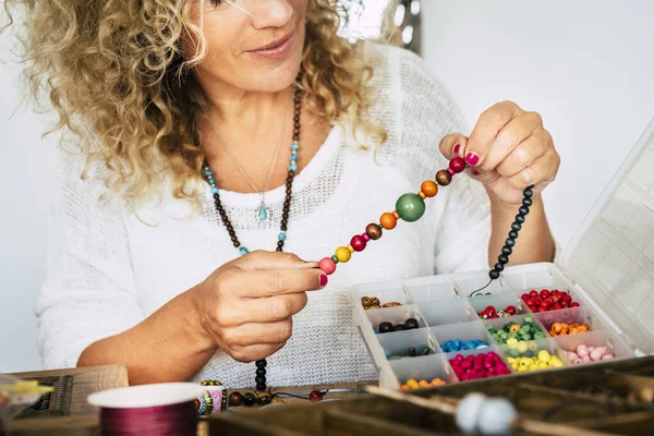 Retrato Mulher Adulta Criando Contas Pulseiras Colar Casa Para Novos — Fotografia de Stock