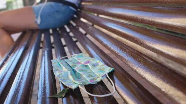 Femme Assise Banc Avec Masque Médical Pour Coronavirus Covid Parc — Video