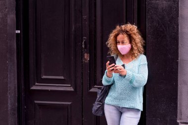 Gençler Coronavirus koruma maskesi takıyorlar. Sokakta evlerinde, herkesi covid-19 salgınından korumak için. 