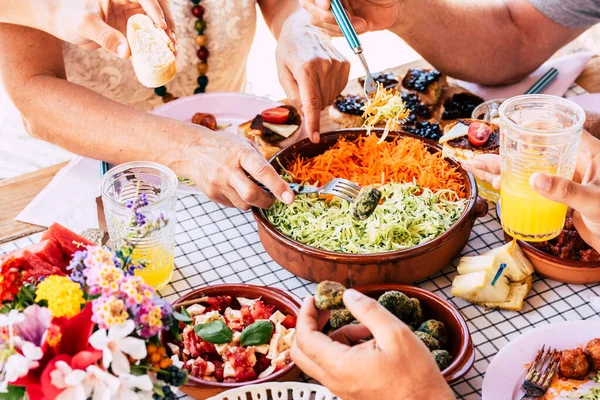 Primo Piano Gruppo Caucasici Prende Cibo Vegetariano Verdure Tavolo Mangia — Foto Stock