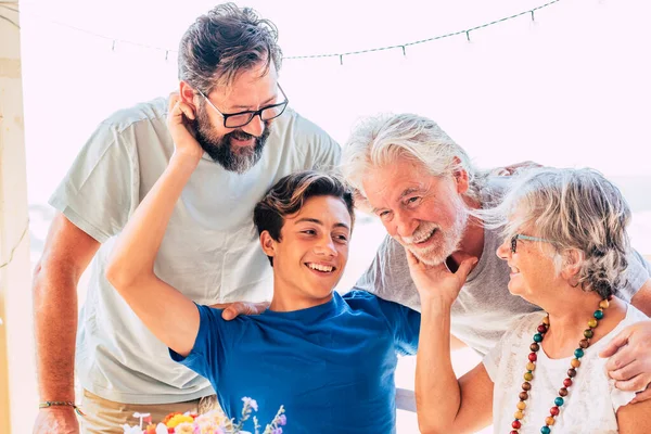 Fröhliche Gruppe Von Menschen Prostet Gemeinsam Altersgemischte Generationen Teenager Erwachsene — Stockfoto