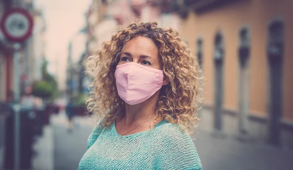 Portret Van Een Jonge Volwassen Vrouw Met Gezichtsbeschermingsmasker Voor Het — Stockfoto