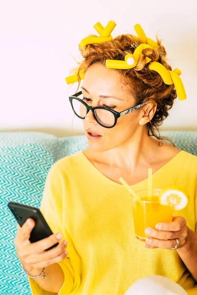 Retrato Colorido Estilo Amarillo Mujer Hermosa Joven Con Teléfono Jugo —  Fotos de Stock