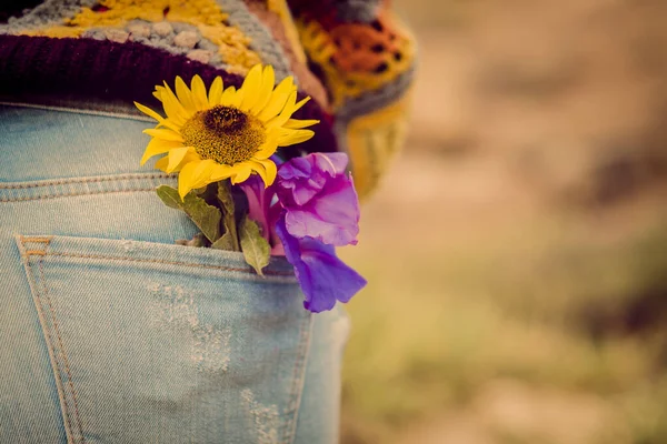 Travel Peace Happy Lifestyle Concept Casual Woman Blue Jeans Yellow — Zdjęcie stockowe