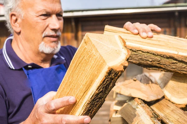 Arka Plandaki Kıdemli Adam Odunları Kış Mevsiminde Isıtmaya Isıtmaya Hazırladı — Stok fotoğraf