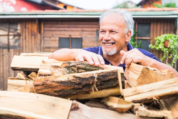 Fröhliche Senioren Arbeiten Hause Freien Mit Trockenem Feuerbereitem Holz Und — Stockfoto