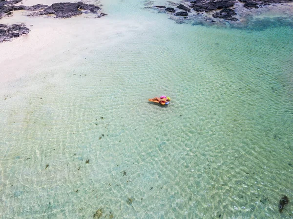 Turystka Podróżująca Kobieta Relaksuje Się Cieszy Słońcem Plażą Leżąc Kolorowym — Zdjęcie stockowe