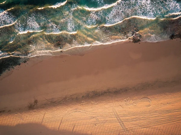 Widok Powietrza Piaszczystą Plażę Błękitną Przezroczystą Wodę Morską Falami — Zdjęcie stockowe