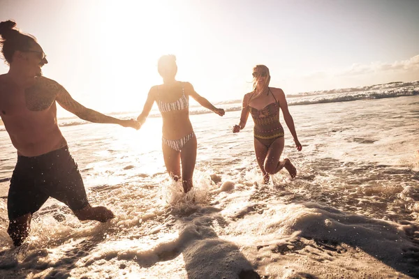 Трое Молодых Людей Наслаждаются Летним Отпуском Дружбе Играя Морскими Волнами — стоковое фото