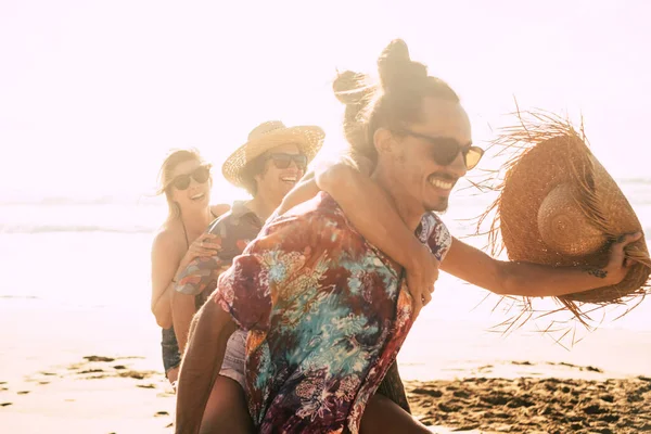 Παιχνιδιάρικη Ομάδα Ανθρώπων Διασκεδάζουν Παρέα Απολαμβάνοντας Τις Καλοκαιρινές Διακοπές Στην — Φωτογραφία Αρχείου