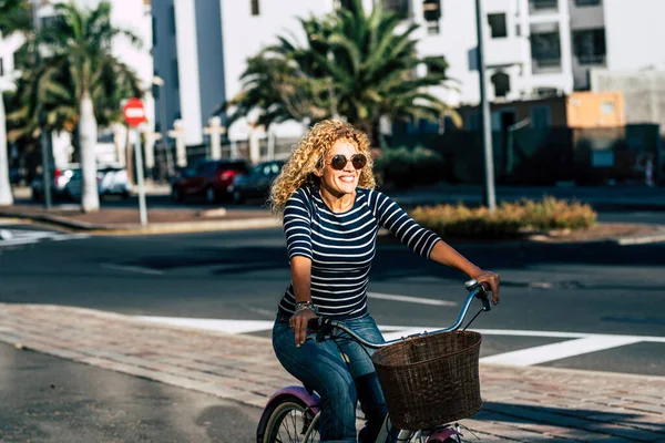 Iloisia Ihmisiä Nainen Hymyillä Nauttia Pyöräilystä Ulkona Vapaa Ajan Toimintaa — kuvapankkivalokuva