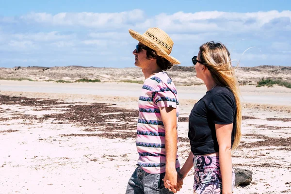 Молодые Туристы Пара Ходить Держась Руки Вместе Любви Отношения Пляже — стоковое фото