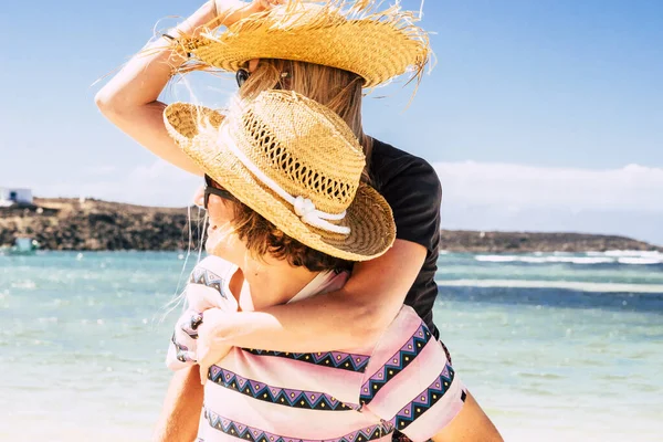 Tourismus Und Glückliche Menschen Genießen Sommerurlaub Freien Strand Mit Blauem — Stockfoto