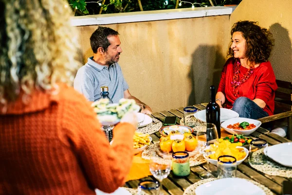 Grupo Amigos Adultos Caucásicos Disfrutan Cena Juntos Casa Aire Libre —  Fotos de Stock