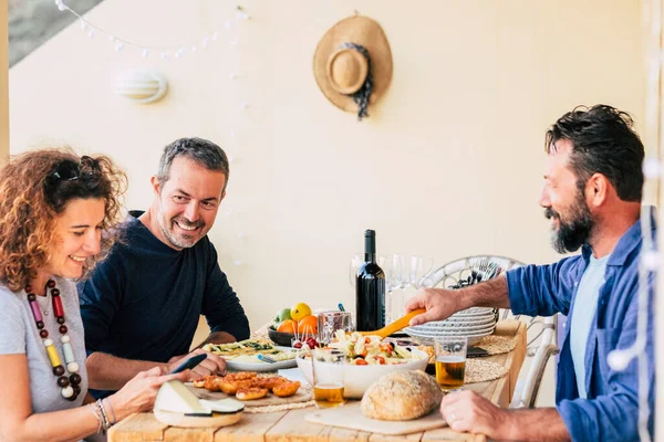 Grupp Vuxna Kaukasiska Vänner Avnjuter Lunch Tillsammans Hemma Utomhus Människor — Stockfoto