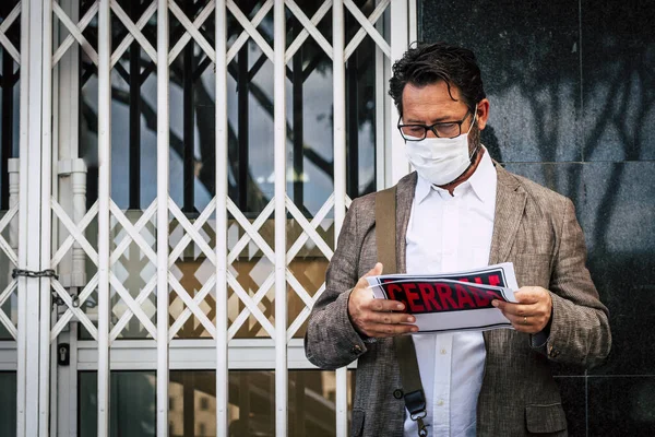 Портрет Человека Носить Медицинскую Маску Коронавируса Экономического Кризиса Закрытым Бизнесом — стоковое фото