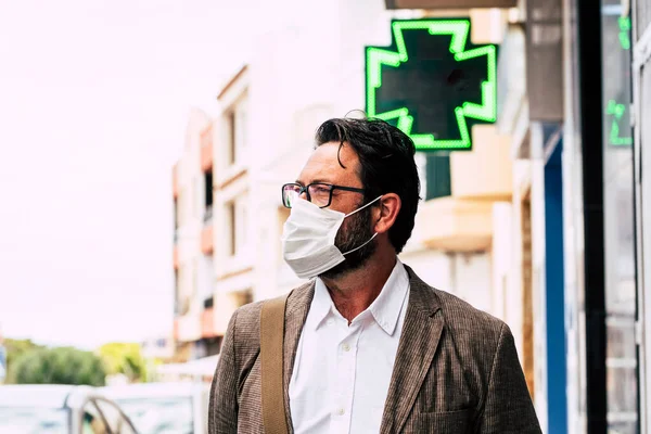 Volwassen Man Loopt Straat Met Medisch Masker Buiten Voor Coronavirus — Stockfoto