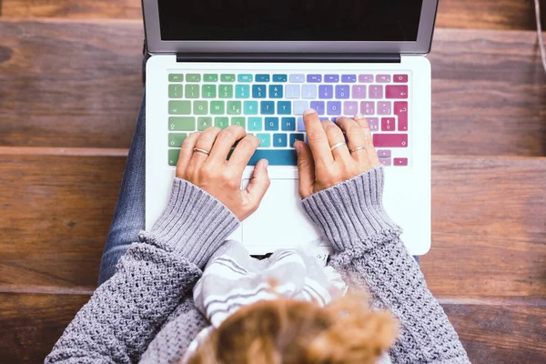 Diz Üstü Bilgisayarın Renkli Klavyesinde Çalışan Beyaz Kadınların Üst Görüntüsü — Stok fotoğraf
