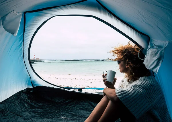 Independência Alternativas Férias Solitárias Com Uma Mulher Sentada Tenda — Fotografia de Stock