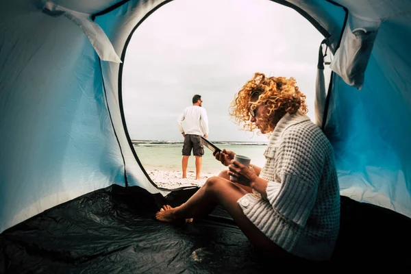 Camping Sátor Nyaralás Felnőtt Pár Férfi Élvezi Szabadságot Strandon — Stock Fotó