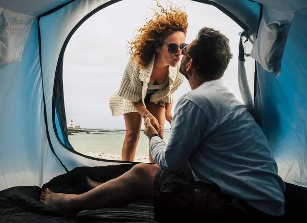 Love Kiss Free Tent Camping Vacation Adult Beautiful Couple Beach — Stock Photo, Image