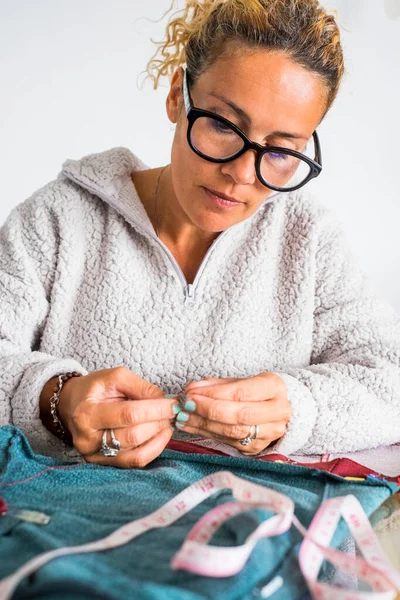 Retrato Mulher Meia Idade Que Trabalha Casa Alfaiataria Com Roupas — Fotografia de Stock