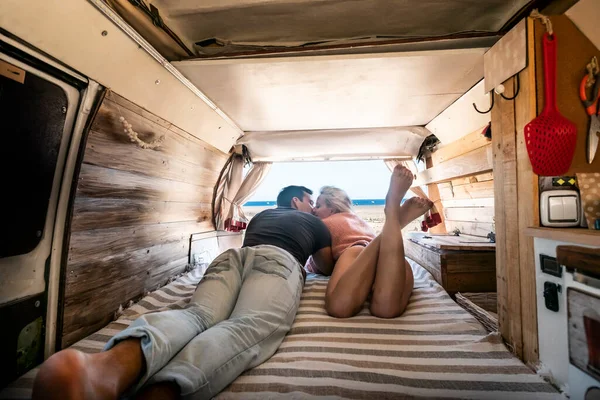 Paar Legt Sich Auf Das Bett Einem Oldtimer Van Alternativer — Stockfoto