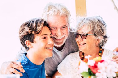 Neşeli aile karışık yaşlar ve nesiller birlikte eğlenin ve gülümseyin.