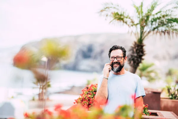 Allegro Bel Ritratto Uomo Fare Telefonata All Aperto Giardino — Foto Stock