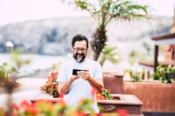 Portret Przystojnego Dorosłego Wesołego Mężczyzny Korzystającego Telefonu Komórkowego Outdoor Home — Zdjęcie stockowe