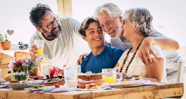 Familia Feliz Disfrutar Juntos Almuerzo Sonrisa Personas Diferentes Edades Años — Foto de Stock