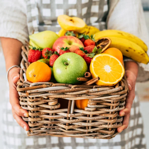 Tett Inntil Kvinnens Hender Holder Vitamin Frukt Epler Oransje Bananer – stockfoto
