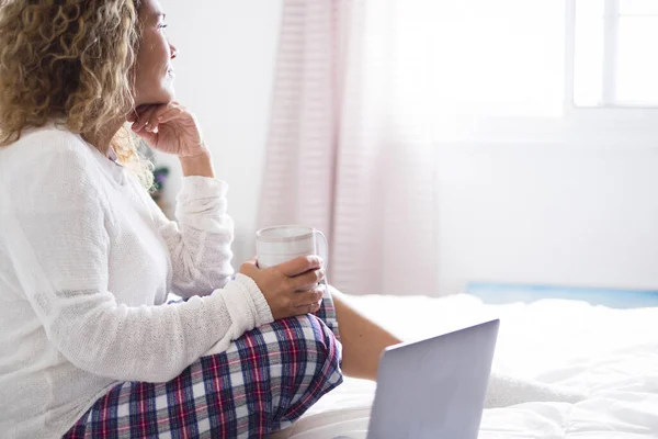 Thuis Ochtend Wakker Ontbijt Met Vrouw Zitten Uit Het Bed — Stockfoto